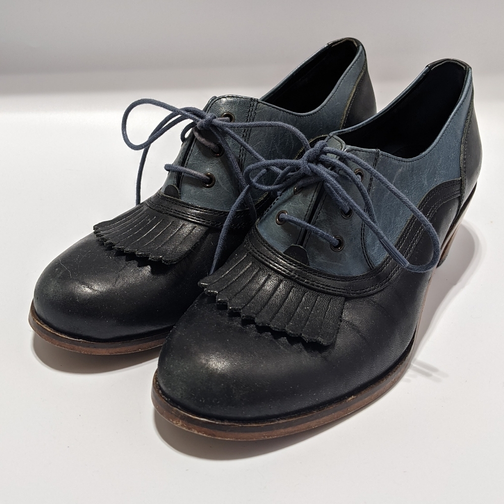 Wolverine Black and Blue Leather Oxford Flats with Fringe
